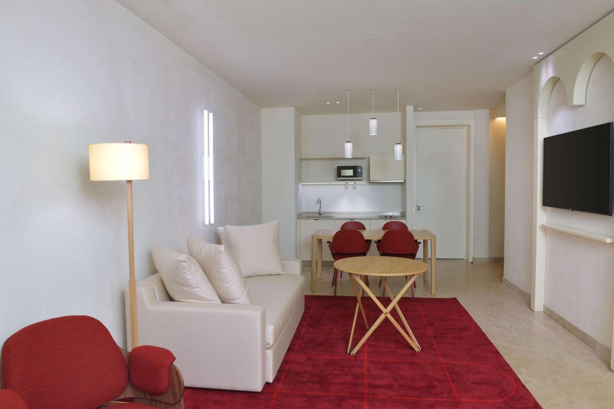 Doubletree By Hilton Ben Guerir Hotel & Residences Benguerir Exterior foto